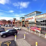 Modern Spacious Retreat Full Fibre Wi-Fi & Free Parking