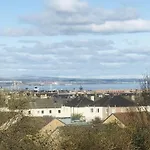 Modern Spacious Retreat Full Fibre Wi-Fi & Free Parking