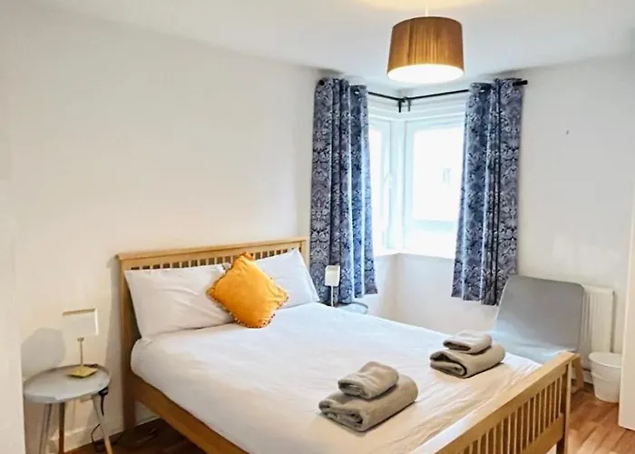 Modern Spacious Retreat Full Fibre Wi-Fi & Free Parking