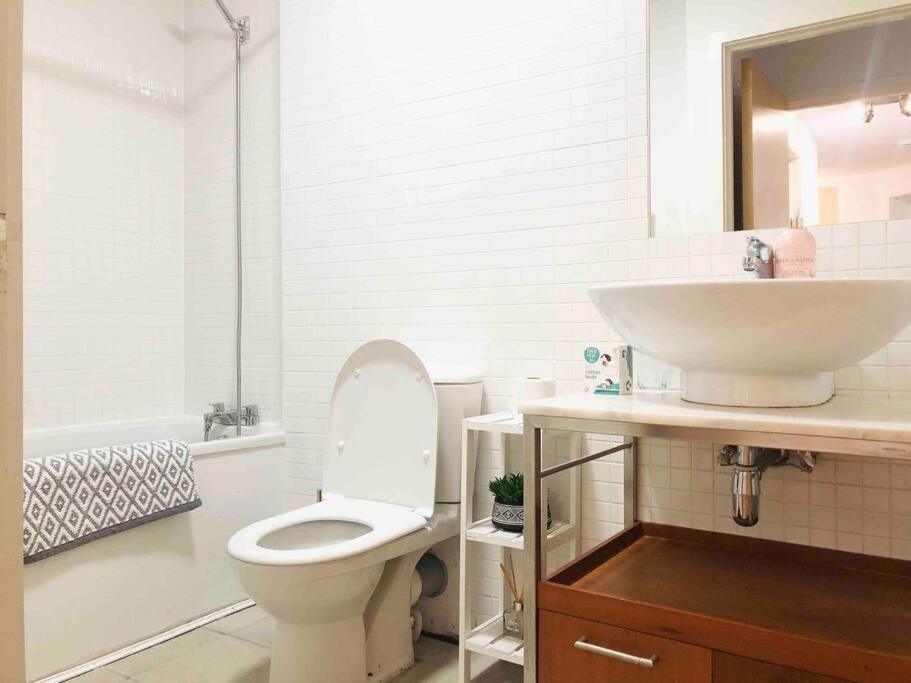 Modern Spacious Retreat Full Fibre Wi-fi & Free Parking